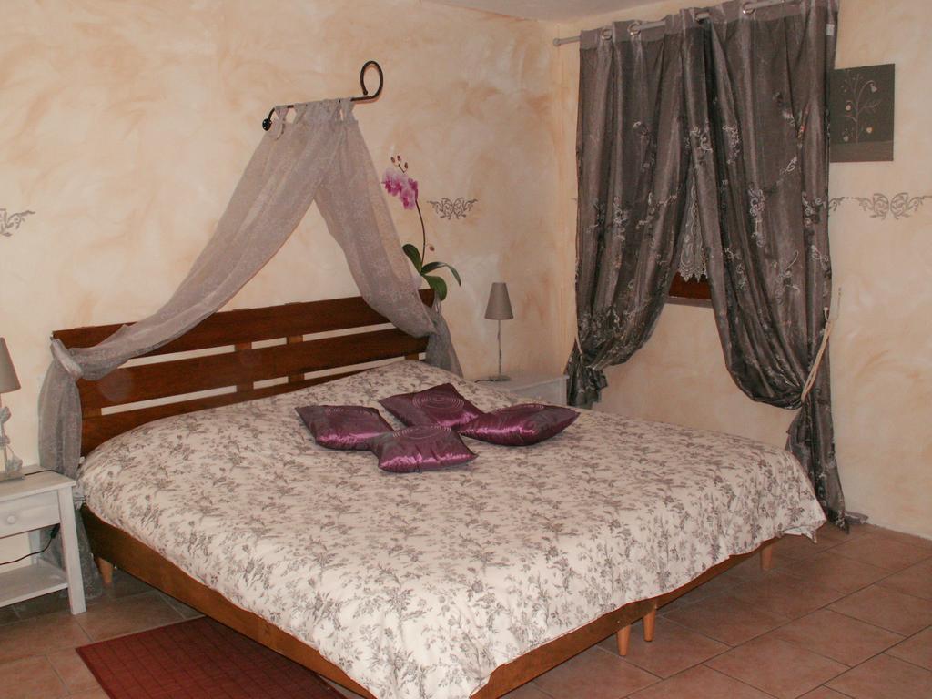 La Chartreuse Poilly-sur-Tholon Phòng bức ảnh
